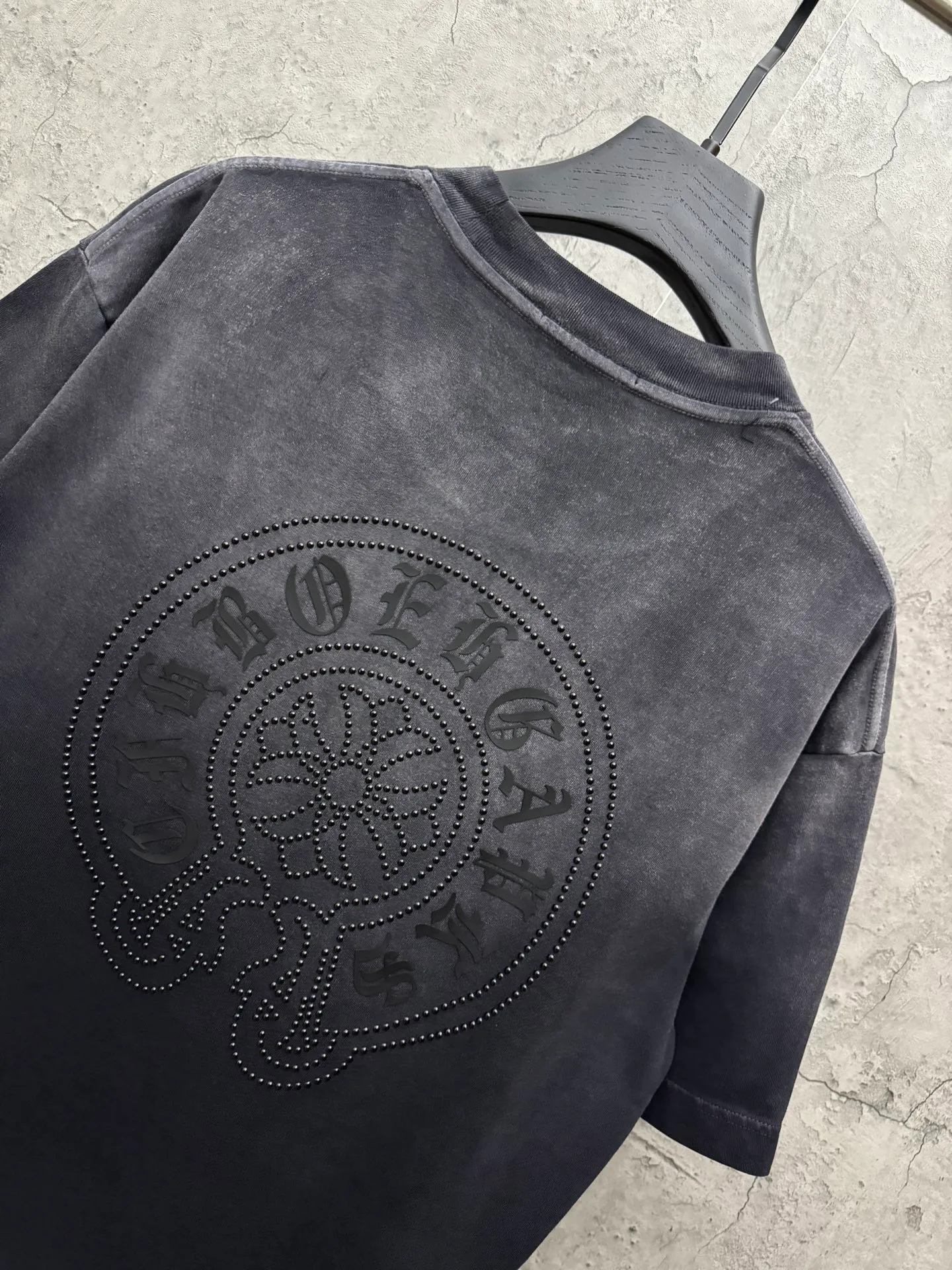 P210 top version, real shot without P, ​​different from market currency) 𝗖𝗵𝗿𝗼𝗺𝗲 𝗛𝗲𝗮𝗿𝘁𝘀/Croxin 2026 Spring New Original Single Counter American Washed Ding Lettering Film Embroidered Couple Short Sleeves 👑The highest version! Customized fabric 320 grams, washed and fried, spray horse slip craft, best-selling model at the counter, very comfortable to wear. Accessories: original molded and authenticated collar label ➕ 100% silk wash label. Genuine purchase-grade original hangtag➕matching hanging rope➕3D hanging beads➕original packaging bag. Craftsmanship: The original version has consistent wiring! The highest version of the armhole matching technique! Color: Red Black Size: M L XL 2XL Style No.: 2062